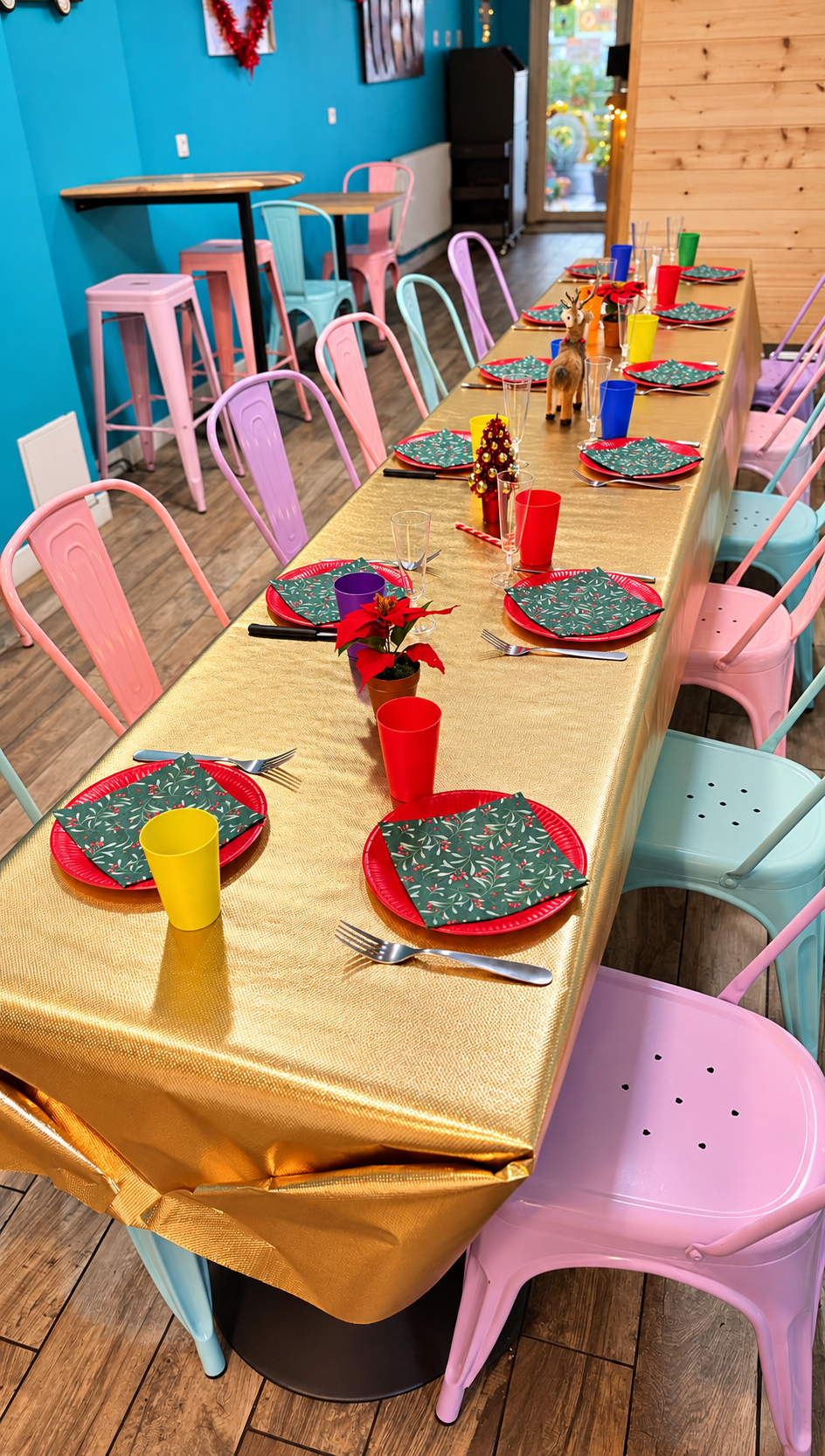 Table dressée pour un repas de fête dans l’ambiance colorée du restaurant O’SHAKA